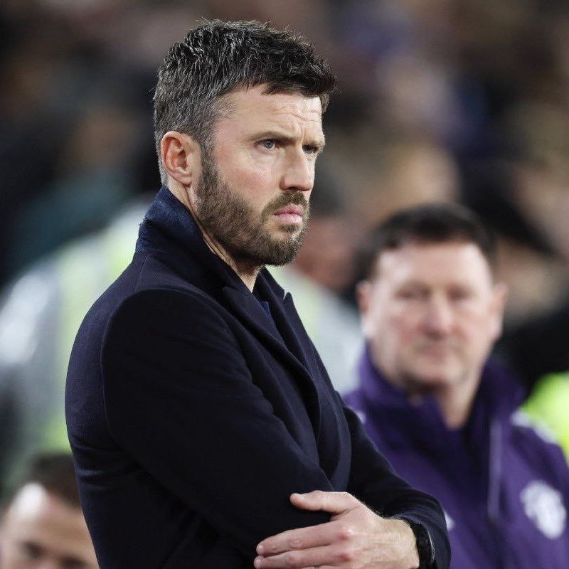 tottenham manager gareth taylor looks on during the match